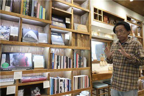 도서관 인테리어 총괄한 곽승호 전 서학동예술마을 촌장[촬영 : 김동철]