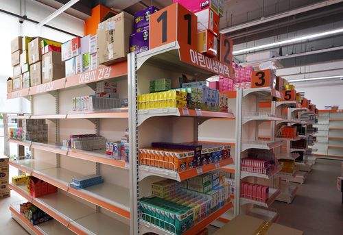 개점 준비 중인 창고형 약국(광주=연합뉴스) 조남수 기자 = 대형마트 방식으로 의약품을 진열 판매하는 창고형 약국은 소비자 선택권 확대라는 긍정적 반응과 함께 의약품 유통 질서를 해칠 수 있다는 우려가 동시에 제기되고 있다. 사진은 지난 19일 광주 서구 쌍촌동에서 개업 준비 중인 한 창고형 약국 내부 모습. 2025.9.21 iso64@yna.co.kr