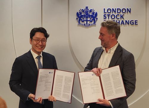 LG AI연구원·LSEG, 파트너십 체결(런던=연합뉴스) 김지연 특파원 = 19일(현지시간) 오후 영국 런던증권거래소에서 임우형 LG AI연구원 공동 연구원장(왼쪽)과 시몬 유돈 퀀트·데이터 총괄이 파트너십 서명 후 기념 촬영하고 있다. 2025.9.21 cherora@yna.co.kr (끝)