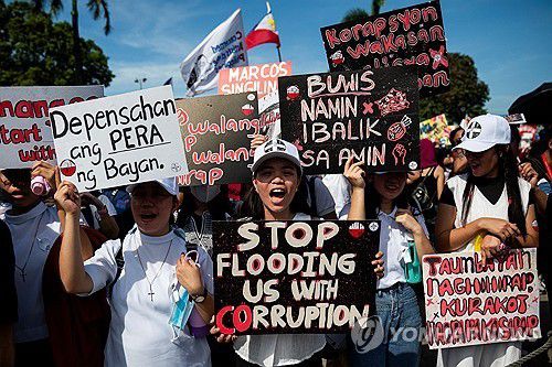 홍수 예방 사업 부패 규탄하는 시위대[로이터 연합뉴스. 재판매 및 DB 금지]