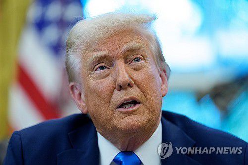 트럼프 미국 대통령(워싱턴DC EPA=연합뉴스 자료사진) 2025년 9월 19일 미국 백악관의 대통령 집무실에서 도널드 트럼프 미국 대통령이 새로운 투자이민 프로그램인 '트럼프 골드 카드'를 도입하라는 행정명령에 서명하고 기자들에게 설명하고 있다. (EPA/Aaron Schwartz / POOL) 2025.9.21.