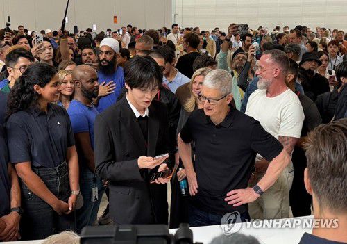 팀쿡 애플 CEO와 아이폰 행사 등장한 에이티즈 윤호(쿠퍼티노[미 캘리포니아주]=연합뉴스) 김태종 특파원 = 9일(현지시간) 미국 캘리포니아주 쿠퍼티노 애플 파크 내 스티브 잡스 시어터에서 열린 애플의 신제품 행사에서 K팝 아이폰 에이티즈 윤호(가운데 왼쪽)가 깜짝 등장해 팀 쿡 CEO와 신제품에 대해 이야기를 나누고 있다. 2025.9.10 taejong75@yna.co.kr