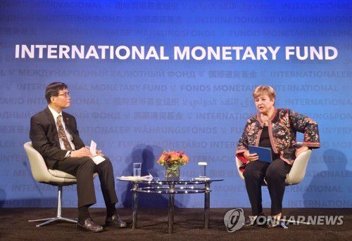 IMF 총재와 대담하는 이창용 한은 총재(워싱턴=연합뉴스) 홍정규 특파원 = 이창용 한국은행 총재가 18일(현지시간) 워싱턴DC 국제통화기금(IMF) 본부에서 크리스탈리나 게오르기에바 IMF 총재와 대담하고 있다. 2025.9.19 zheng@yna.co.kr