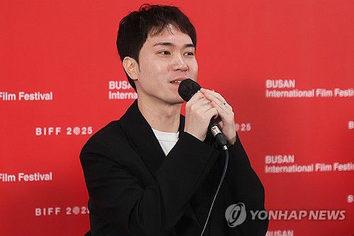 인사말하는 한창록 감독(부산=연합뉴스) 류효림 기자 = 한창록 감독이 21일 부산 해운대구 우동 영화의전당에서 열린 제30회 부산국제영화제 경쟁부문 '충충충' 기자회견에서 인사말을 하고 있다. 2025.9.21 ryousanta@yna.co.kr