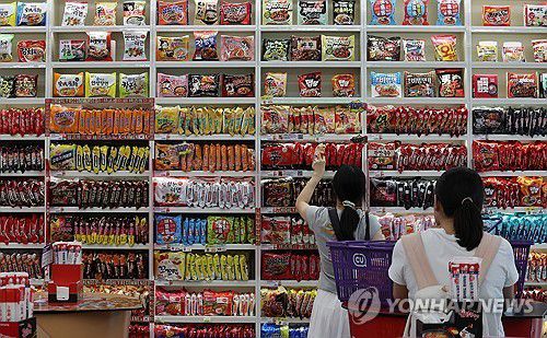 K푸드 대미 수출, 26개월 만에 감소(서울=연합뉴스) 이동해 기자 = 20일 서울 마포구 CU 홍대상상점 라면 라이브러리를 찾은 고객이 라면을 살펴보고 있다. 2025.8.20 eastsea@yna.co.kr