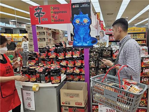 롯데마트 제타플렉스 서울역점 라면 판매대[촬영 신선미]