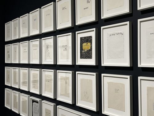 바스키아의 노트      (서울=연합뉴스) 김예나 기자 = 22일 서울 동대문디자인플라자(DDP)에서 공개된 '장 미셸 바스키아: 과거와 미래를 잇는 상징적 기호들' 전시에서 바스키아가 생전에 작성한 노트들이 진열돼 있다. 이번 전시는 바스키아의 회화와 드로잉 70여 점과 노트 등 230여 점의 작품을 소개한다. 2025.9.22     yes@yna.co.kr