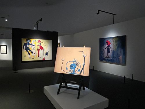 전시실 모습      (서울=연합뉴스) 김예나 기자 = 22일 서울 동대문디자인플라자(DDP)에서 공개된 '장 미셸 바스키아: 과거와 미래를 잇는 상징적 기호들' 전시실 모습. 이번 전시는 바스키아의 회화와 드로잉 70여 점과 노트 등 230여 점의 작품을 소개한다. 2025.9.22     yes@yna.co.kr