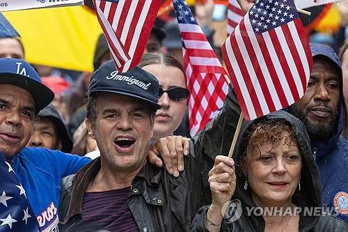 트럼프 반대 시위 참가한 마크 러팔로와 수전 서랜던(뉴욕 게티이미지 AFP=연합뉴스) 배우 마크 러팔로와 수전 서랜든이 2025년 6월 14일 뉴욕에서 열린 트럼프 반대 시위에 참여하고 있다. (Photo by Alex Kent / GETTY IMAGES NORTH AMERICA / Getty Images via AFP) 2025.9.22.