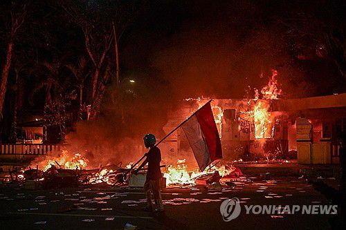 인도네시아 수라바야서 불에 탄 경찰 건물[AFP 연합뉴스. 재판매 및 DB 금지]