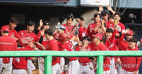 앞서가는 SSG(서울=연합뉴스) 임화영 기자 = 7일 서울 잠실야구장에서 열린 프로야구 SSG 랜더스와 LG 트윈스의 경기.     1회초 2사 2루 SSG 한유섬이 2점 홈런을 친 뒤 동료들과 기쁨을 나누고 있다. 2025.9.7 hwayoung7@yna.co.kr