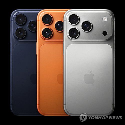 SKT, 아이폰 신제품 사전 예약 개시(서울=연합뉴스) SK텔레콤이 12일부터 오는 18일까지 아이폰 신제품(아이폰 17 프로· 아이폰 17 프로 맥스·아이폰 에어·아이폰 17)의 사전 예약을 진행한다고 밝혔다. 사진은 아이폰 17 프로 라인업. 2025.9.12 [SK텔레콤 제공. 재판매 및 DB 금지] photo@yna.co.kr