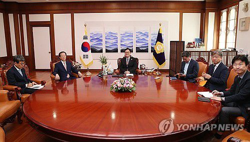 이석연 국민통합위원장, 우원식 국회의장 예방(서울=연합뉴스) 이석연 국민통합위원회 위원장이 22일 서울 여의도 국회의장 집무실에서 우원식 국회의장을 예방, 환담하고 있다. 2025.9.22 [국민통합위원회 제공. 재판매 및 DB 금지] photo@yna.co.kr