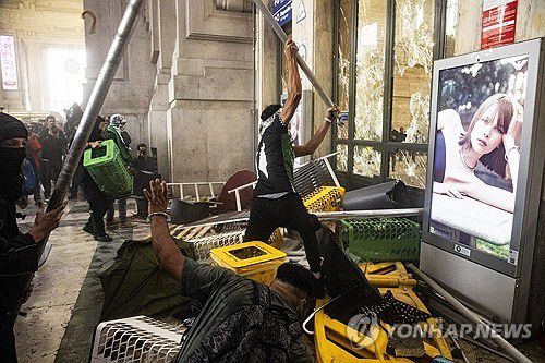 밀라노 일부 과격 시위대가 중앙역에서 물리력을 행사하는 모습.[AP 연합뉴스 자료사진. 재판매 및 DB 금지]