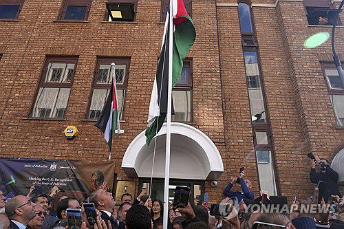 국기 게양식 하는 좀로트 대표[AP 연합뉴스]