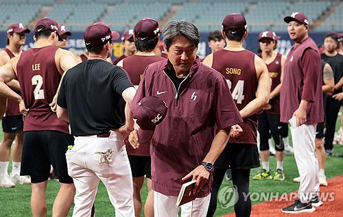 선수단과 상견례 마친 설종진 키움 감독대행(서울=연합뉴스) 김인철 기자 = 설종진 키움 히어로즈 감독대행이 15일 서울 구로구 고척스카이돔에서 선수단과 훈련에 앞서 첫 상견례를 마친 뒤 인터뷰를 위해 이동하고 있다. 2025.7.15 yatoya@yna.co.kr
