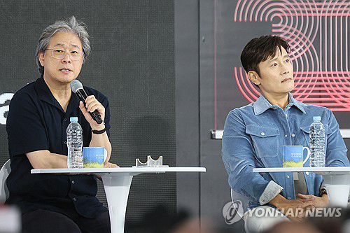 제30회 부산국제영화제에서 박찬욱 감독과 배우 이병헌[연합뉴스 자료사진]
