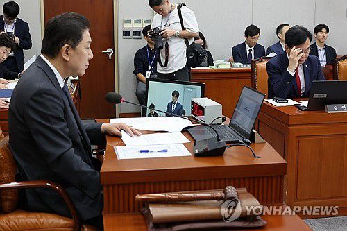 생각에 잠긴 김병기와 송언석(서울=연합뉴스) 박동주 기자 = 22일 서울 여의도 국회에서 열린 국회운영위원회 전체회의에서 더불어민주당 김병기 원내대표와 국민의힘 송언석 원내대표가 생각에 잠겨 있다. 2025.9.22 pdj6635@yna.co.kr