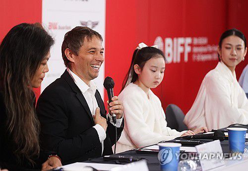 부산국제영화제 경쟁 부문 '왼손잡이 소녀' 기자회견(부산=연합뉴스) 류효림 기자 = 션베이커 프로듀서가 23일 부산 해운대구 우동 영화의전당에서 열린 제30회 부산국제영화제 경쟁 부문 '왼손잡이 소녀' 기자회견에서 인사말을 하고 있다. 2025.9.23 ryousanta@yna.co.kr