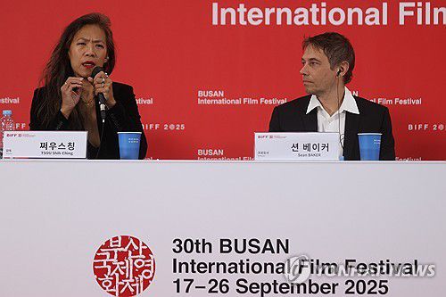 질문에 답하는 쩌우스칭 감독(부산=연합뉴스) 류효림 기자 = 쩌우스칭 감독이 23일 부산 해운대구 우동 영화의전당에서 열린 제30회 부산국제영화제 경쟁 부문 '왼손잡이 소녀' 기자회견에서 질문에 답하고 있다. 2025.9.23 ryousanta@yna.co.kr