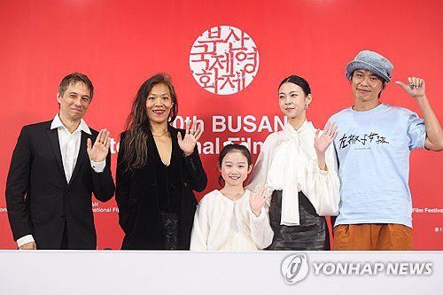 부산국제영화제 경쟁 부문 '왼손잡이 소녀' 기자회견(부산=연합뉴스) 류효림 기자 =  션 베이커 프로듀서(왼쪽부터), 쩌우스칭 감독, 배우 니나 예, 마쉬유안, 황텅웨이가 23일 부산 해운대구 우동 영화의전당에서 열린 제30회 부산국제영화제 경쟁 부문 '왼손잡이 소녀' 기자회견에서 포즈를 취하고 있다. 2025.9.23 ryousanta@yna.co.kr