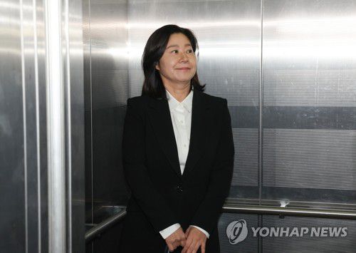 해병특검 출석하는 이노공 전 법무부 차관(서울=연합뉴스) 서명곤 기자 = 이노공 전 법무부 차관이 23일 서울 서초구 이명현 순직해병 특별검사팀 사무실에 조사받기 위해 출석하고 있다.     이 전 차관은 채상병 사망사건 관련 수사외압 의혹의 핵심 피의자였던 이종섭 전 국방부 장관의 해외 도피를 도운 혐의(범인도피·직권남용)로 고발됐다. 2025.9.23 seephoto@yna.co.kr