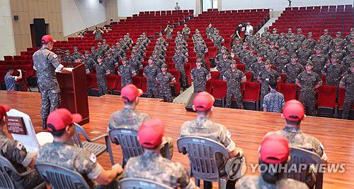 제139기 해군 사관후보생 입교식(창원=연합뉴스) 김동민 기자 = 이재용 삼성전자 회장의 장남 이지호 씨 등이 23일 오전 경남 창원시 진해구 해군사관학교 웅포 강당에서 열린 '제139기 해군 사관후보생 입교식'에서 대대장 발언을 경청하고 있다.     이씨를 포함한 139기는 지난 15일 입영해 보급품 수령, 신체검사 등 1주일간 가입교 기간을 거쳤고, 11주간의 훈련 기간을 포함해 총 39개월 군 생활을 한다. 2025.9.23 image@yna.co.kr
