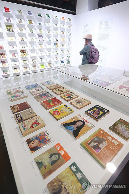 천경자 작가 작품으로 만들어진 책 표지(서울=연합뉴스) 진연수 기자 = 23일 서울 종로구 석파정 서울미술관에서 열린 천경자 작고 10주기 특별기획전 '내 슬픈 전설의 101페이지'에서 참석자가 작품을 관람하고 있다.      이번 전시는 천경자 화업 중 가장 중요한 장르인 채색화 80여 점을 비롯해 저서, 도서 장정 등 다양한 아카이브를 소개한다. 2025.9.23 jin90@yna.co.kr