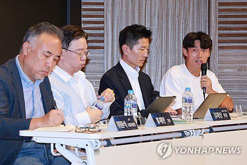 외국인 선수 쿼터 제도 관련 의견 발표하는 김보경(서울=연합뉴스) 신현우 기자 = K리그1 FC안양 김보경이 23일 서울 성동구 한양대학교 경영관 SKT홀에서 열린 2025 K리그 주요 현안 공청회에 참석해 발언하고 있다. 이번 공청회는 K리그1 적정 팀 수와 K리그 외국인 선수 쿼터 제도를 주제로 열렸다.     왼쪽부터 위원석 대한축구협회 소통위원장, 홍재민 기자, 김재성 K리그 TSG 위원, 김보경. 2025.9.23 nowwego@yna.co.kr