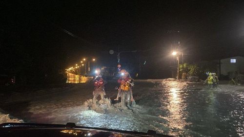 대만 화롄 홍수 피해자를 업은 구조대원들[CNA 캡처. 재판매 및 DB금지]