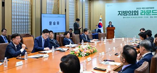 발언하는 문승우(왼쪽) 전북특별자치도의회 의장[전북특별자치도의회 제공. 재판매 및 DB 금지]