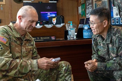 김규하 육군참모총장(오른쪽)과 만난 랜디 조지 미 육군참모총장[DIVIDS 제공. 재판매 및 DB 금지]