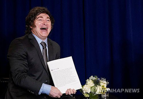 트럼프 대통령으로부터 트루스소셜 게시글 인쇄물을 받고 환하게 웃는 밀레이 대통령[뉴욕 로이터=연합뉴스. 재판매 및 DB 금지]