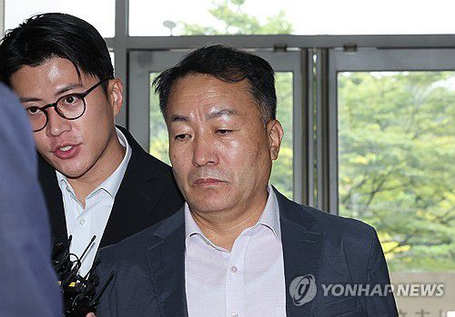 특검 출석하는 김계환 전 해병대사령관(서울=연합뉴스) 이진욱 기자 = 김계환 전 해병대사령관이 피의자 신분으로 조사를 받기 위해 24일 서울 서초구 순직해병특별검사팀으로 출석하고 있다. 2025.9.24 cityboy@yna.co.kr