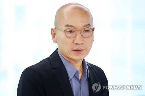 인사말 하는 박승호 이사장(서울=연합뉴스) 진연수 기자 = 24일 서울 서대문구 박서보재단에서 열린 박서보 자서전과 그래픽 노블 출간 기념 좌담회에서 박승호 이사장이 인사말을 하고 있다.      박서보재단은 한국 현대미술의 거장 박서보 화백의 삶과 예술세계를 담은 자서전 '박서보의 말'과 그래픽 노블 '박서보'를 미술 애호가와 일반 독자에게 선보인다. 2025.9.24 jin90@yna.co.kr