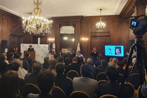 '풀'의 부에노스아이레스 관심도서 채택 선언 축하 행사장(부에노스아이레스=연합뉴스) 김선정 통신원 = 아르헨티나의 수도 부에노스아이레스 시의회 몬데비데오 행사장에서 23일(현지시간) 김금숙 작가의 위안부 소재 그래픽노블 '풀'의 시의회 관심도서 선언 기념행사가 개최됐다. 2025.9.25 sunniek8@yna.co.kr