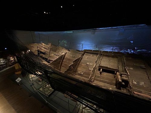 한국 수중고고학의 시작 '신안선'    (목포=연합뉴스) 김예나 기자 = 지난 19일 전남 목포시 목포해양유물전시관에 한국 수중고고학의 시작으로 여겨지는 신안선 선체와 유물들이 전시돼 있다. 2025.9.25     yes@yna.co.kr