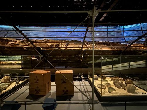 신안선에서 나온 유물    (목포=연합뉴스) 김예나 기자 = 지난 19일 전남 목포시 목포해양유물전시관에 한국 수중고고학의 시작으로 여겨지는 신안선 선체와 유물들이 전시돼 있다. 2025.9.25     yes@yna.co.kr