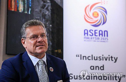 셰프초비치 EU 무역·경제안보 집행위원(쿠알라룸푸르 로이터=연합뉴스) 25일(현지시간) 말레이시아 쿠알라룸푸르에서 열린 아세안(ASEAN·동남아시아국가연합) 경제장관회의에 참석한 마로시 셰프초비치 유럽연합(EU) 무역·경제안보 집행위원. 2025.09.25