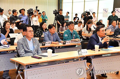 제10회 울산울주세계산악영화제 회견(울산=연합뉴스) 20일 울산울주세계산악영화제(UMFF) 주관으로 울산광역시청 시민홀에서 올해 10주년 영화제 홍보 기자회견이 열렸다.. 국내 유일 국제산악영화제인 이 영화제는 오는 9월 26일부터 30일까지 울산 울주군 영남알프스 복합웰컴센터와 울주 시네마에서 열린다. '산, 자연, 인간'을 주제로 43개국 110편이 상영된다. 2025.8.20 [울주군 제공.재판매 및 DB 금지] young@yna.co.kr