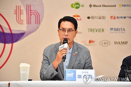 "세계 3대 산악영화제로 도약합니다"(울산=연합뉴스) 20일 국내 유일의 국제산악영화제인 울산울주세계산악영화제(UMFF) 주관으로 울산광역시청 시민홀에서 올해 10주년 영화제 홍보 기자회견이 열린 가운데 이순걸 울주군수가 올해 영화제와 향후 계획 등에 대해 설명하고 있다. 2025.8.20 [울주군 제공.재판매 및 DB 금지] young@yna.co.kr