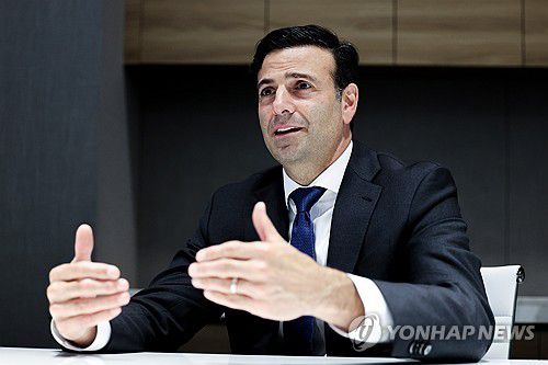 히스 타버트 서클 사장자료사진입니다. (서울=연합뉴스) 임화영 기자 = 대표적 달러 스테이블코인 USDC 발행사인 서클의 히스 타버트 사장이 21일 서울 포포인츠 바이 쉐라톤 강남에서 연합뉴스와 인터뷰를 하고 있다. 2025.8.22 hwayoung7@yna.co.kr