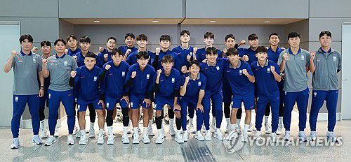 U-20 월드컵, '젊음, 다시 한번 빛나라!'(영종도=연합뉴스) 홍해인 기자 = 2025 국제축구연맹(FIFA) 20세 이하(U-20) 월드컵에 출전하는 남자 축구 대표팀 이창원 감독(왼쪽)과 선수, 코칭스태프가 8일 인천국제공항 제2여객터미널에서 대회가 열리는 칠레로 출국하기에 앞서 기념 촬영을 하고 있다. 2025.9.8 hihong@yna.co.kr