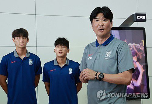 이창원 U-20 월드컵 대표팀 감독의 당부(영종도=연합뉴스) 홍해인 기자 = 2025 국제축구연맹(FIFA) 20세 이하(U-20) 월드컵에 출전하는 남자축구 대표팀 이창원 감독이 8일 인천국제공항 제2여객터미널에서 대회가 열리는 칠레로 출국하기에 앞서 선수들에게 당부의 말을 하고 있다. 2025.9.8 hihong@yna.co.kr