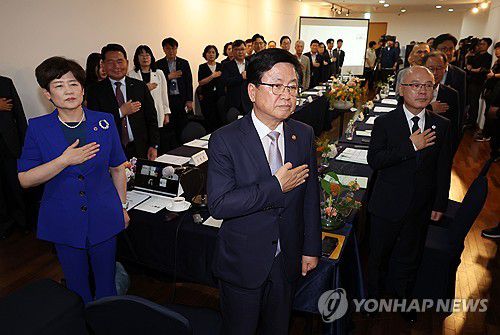 최교진 교육부 장관, 시도교육감들과 '고교학점제 간담회'(서울=연합뉴스) 최교진 부총리 겸 교육부 장관이 16일 청주 엔포드호텔에서 열린 시도교육감들과의 간담회에서 국기에 대한 경례를 하고 있다.     이번 간담회는 최 장관과 시도교육감들이 처음 만나는 자리로, 고교학점제와 관련한 시도교육청의 의견을 청취하기 위해 마련됐다. 2025.9.16 [교육부 제공. 재판매 및 DB금지] photo@yna.co.kr