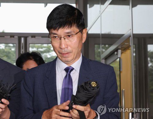 해병특검 출석하는 임기훈 전 국방비서관(서울=연합뉴스) 이진욱 기자 = 임기훈 전 국방비서관이 24일 서울 서초구 순직해병특검팀에 참고인 신분으로 조사를 받기 위해 출석하고 있다. 2025.9.24 cityboy@yna.co.kr