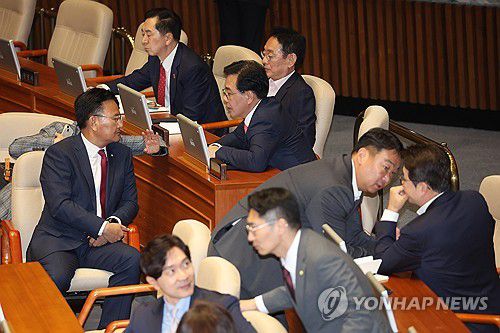 본회의 참석한 송언석 원내대표(서울=연합뉴스) 박동주 기자 = 25일 서울 여의도 국회 본회의장에서 국민의힘 송언석 원내대표가 의원들과 대화하고 있다. 2025.9.25 pdj6635@yna.co.kr