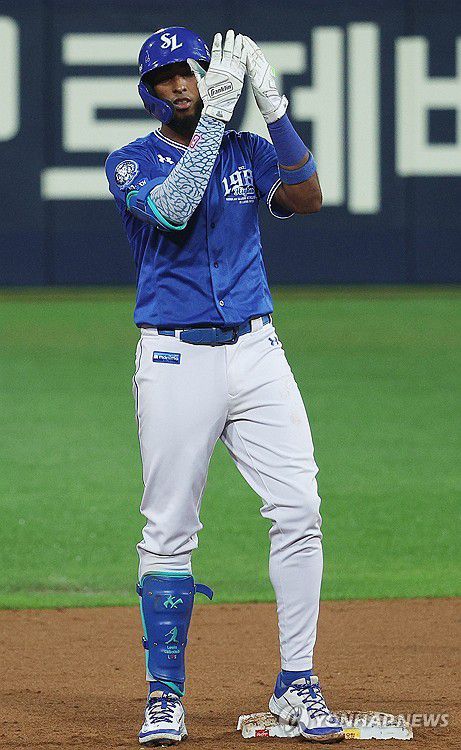 디아즈 '최다타점 신기록'(대구=연합뉴스) 김현태 기자 = 25일 대구 삼성라이온즈파크에서 열린 프로야구 키움과 삼성의 경기. 5회 말 1사 3루에서  디아즈가 2루타를 치며 1타점을 올린 뒤 2루에 안착하고 있다. 디아즈는 이 타점을 보태며 KBO 한 시즌 최다인 147타점 신기록의 주인공이 됐다. 2025.9.25 mtkht@yna.co.kr