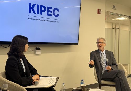 제시 크라이어 조지타운대 교수 (워싱턴=연합뉴스) 이유미 특파원 = 제시 크라이어 조지타운대 법학 교수는 26일(현지시간) 워싱턴DC 한미의회교류센터에서 열린 세미나에서 미 연방대법원의 상호관세 관련 판결 전망과 한국에 미칠 영향에 대해 설명하고 있다. 2025.9.26