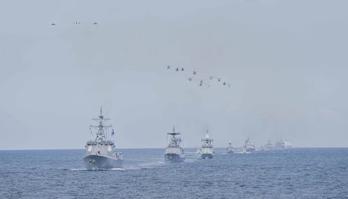 해상사열하는 함정과 항공기들[해군 제공. 재판매 및 DB 금지]